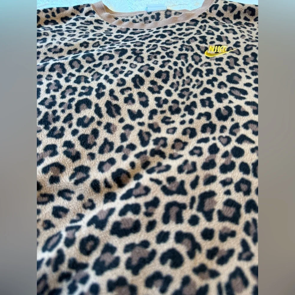 Nike Brown Animal Print Medium Top like sweatshirt but not fleece. E38 - Picture 3 of 4